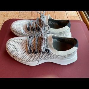 Women’s allbirds brand tennis shoes